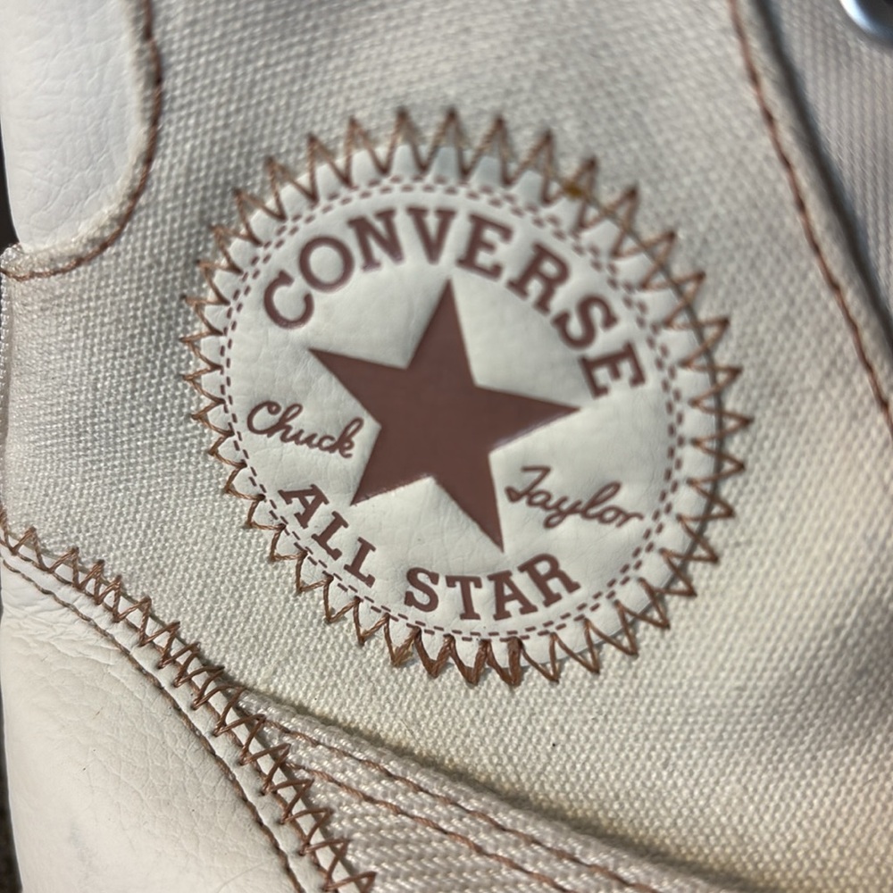 NWOT Unisex converse hightops